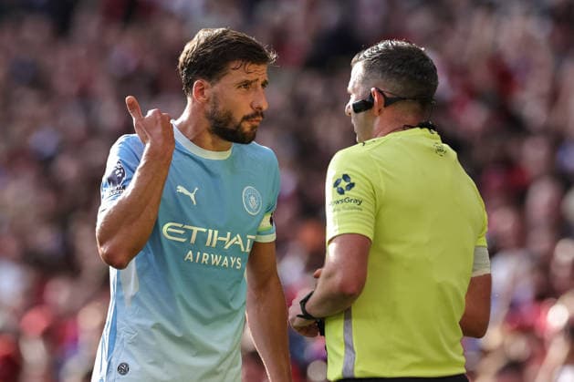Premier League: Manchester United, ManU v Manchester City Ruben Dias of Manchester City appeals to referee Michael Oliver after Foden is sent off during the Premier League match Manchester United vs Manchester City at Old Trafford, Manchester, United Kingdom on 13 September 2026 (Photo by Mark Cosgrove News Images) Manchester Old Trafford Greater Manchester United Kingdom Copyright: xMarkxCosgrove NewsxImagesx