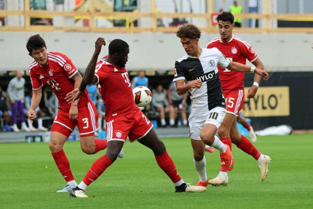 13.09.2026, Fussball, Herren, 1. Bundesliga, Saison 2026 2027, SV 07 Elversberg - FC Bayern München, Noah Darvich (SV 07 Elversberg), Dayot Upamecano (FC Bayern München), Minjae Kim (FC Bayern München) Elversberg Ursapharm-Arena an der Kaiserlinde Saarland Deutschland (DEU) Copyright: xFabianxKleerx