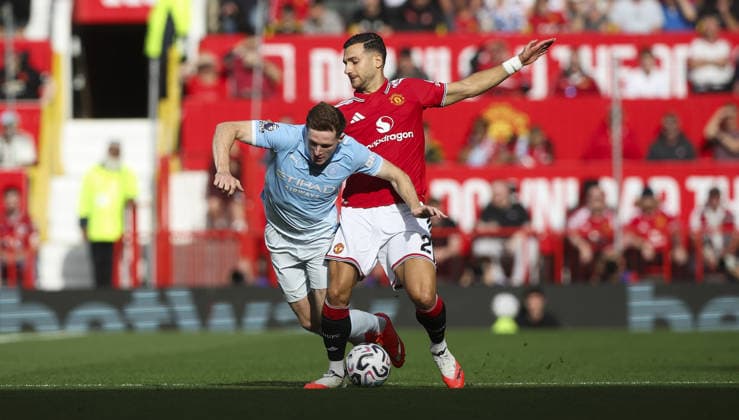 Manchester United, ManU v Manchester City, FA Premier League 13.09.26 Manchester United v Manchester City, FA Premier League Bradley Ormesher The Times Diogo Dalot of Manchester United and Elliot Anderson of Manchester City  Copyright: xBradleyxOrmesherx NINTCHDBPICT001108127158
