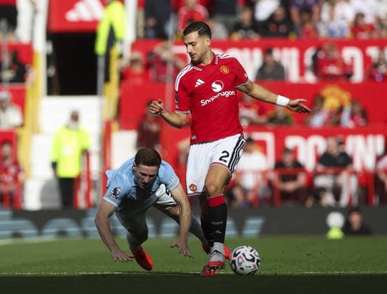 Manchester United, ManU v Manchester City, FA Premier League 13.09.26 Manchester United v Manchester City, FA Premier League Bradley Ormesher The Times Diogo Dalot of Manchester United and Elliot Anderson of Manchester City  Copyright: xBradleyxOrmesherx NINTCHDBPICT001108127305