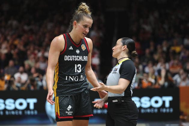 Leonie Fiebich redet mit Schiedsrichterin Aktion Oberkörper Basketball FIBA World Cup Weltmeisterschaft Frauen Spiel um Platz 3 Saison 2026 2027 13.09.2026 DBB Deutschland GER vs Spanien ESP