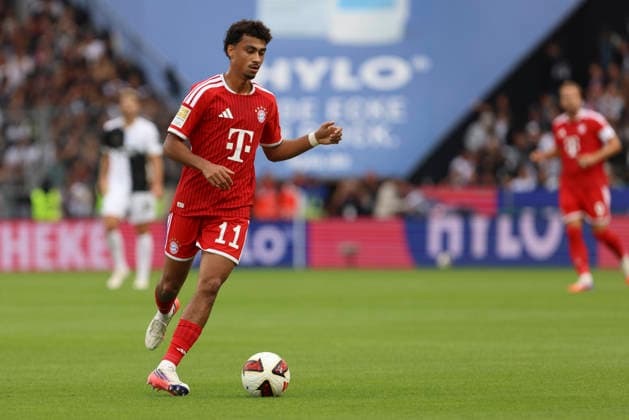 Nathaniel Brown (FC Bayern Muenchen) in Aktion, am Ball, Einzelaktion waehrend des Spiels der 1. Bundesliga zwischen SV Elversberg und FC Bayern Muenchen, Ursapharm-Arena am 13. September 2026 in Spiesen-Elversberg, Deutschland. (Foto von Oliver Kaelke DeFodi Images) +++ Nathaniel Brown (FC Bayern Muenchen) controls the ball during the Bundesliga match between SV Elversberg and FC Bayern Muenchen at Ursapharm-Arena on September 13, 2026 in Spiesen-Elversberg, Germany. (Photo by Oliver Kaelke DeFodi Images) DFB DFL REGULATIONS PROHIBIT ANY USE OF PHOTOGRAPHS AS IMAGE SEQUENCES AND OR QUASI-VIDEO. (Photo by Oliver Kaelke DeFodi Images) -
