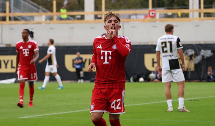 13.09.2026, Fussball, Herren, 1. Bundesliga, Saison 2026 2027, SV 07 Elversberg - FC Bayern München, Lennart Karl (FC Bayern München) bejubelt sein Tor zum 0:1 Elversberg Ursapharm-Arena an der Kaiserlinde Saarland Deutschland Copyright: xFabianxKleerx
