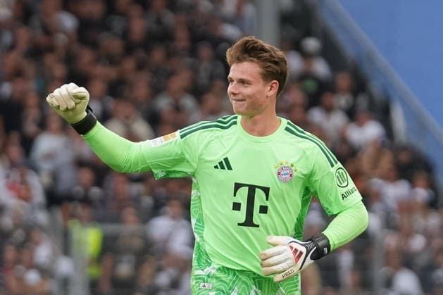 Deutschland: Fußball 1. Bundesliga 2026 2027, 3. Spieltag - FC Bayern München vs SV Elversberg - Ursapharm-Arena an der Kaiserlinde (Elversberg): Torjubel von Jonas Urbig (FCB, 40) zum 0:1 für die Bayern durch Lennart Karl (FCB, 42) Copyright: xTobiasxWentzellx