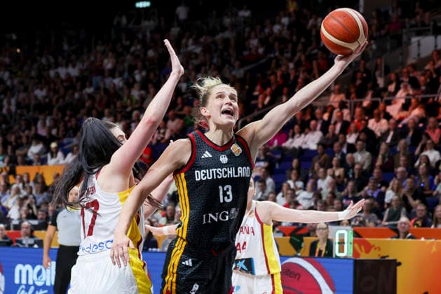 Megan Gustafson (Spain) und Leonie Fiebich (Germany) battle for the ball during the FIBA Women s Basketball World Cup Germany 2026 3rd-place match between Spain and Germany at Berlin Arena on September 13, 2026 in Berlin, Germany. (Photo by Marco Steinbrenner DeFodi Images) -