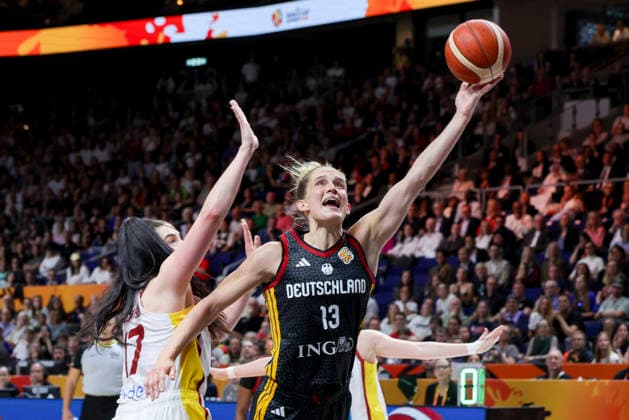 Megan Gustafson (Spain) und Leonie Fiebich (Germany) battle for the ball during the FIBA Women s Basketball World Cup Germany 2026 3rd-place match between Spain and Germany at Berlin Arena on September 13, 2026 in Berlin, Germany. (Photo by Marco Steinbrenner DeFodi Images) -