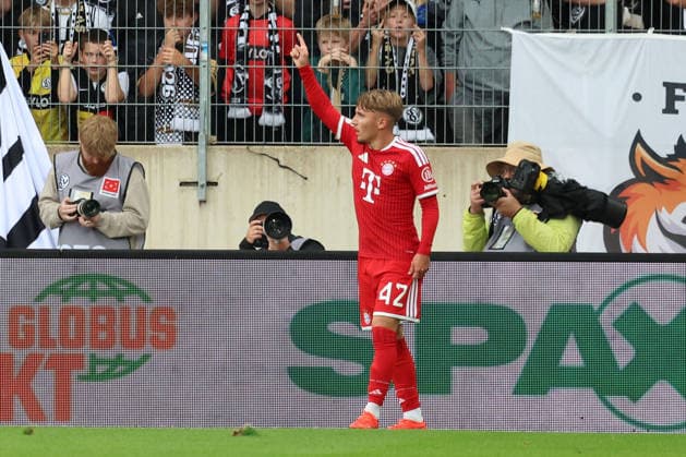 13.09.2026, xrekx, Fussball 1.Bundesliga, SV Elversberg - FC Bayern München v.l. Torjubel nach dem Tor zum celebrating the goal celebrate 0:1 durch Lennart Karl (FC Bayern Muenchen) (DFL DFB REGULATIONS PROHIBIT ANY USE OF PHOTOGRAPHS as IMAGE SEQUENCES and or QUASI-VIDEO) Elversberg
