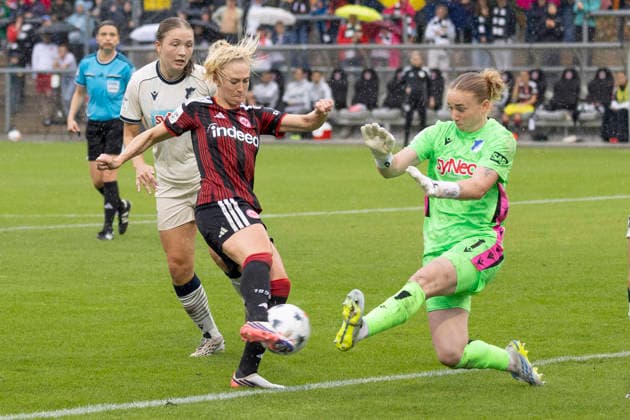 Google Pixel Frauen Bundesliga: Eintracht Frankfurt - TSG Hoffenheim, 13.09.2026 Rebecka Blomqvist (Eintracht Frankfurt 28) schießtt aufs Tor und Laura Dick (TSG Hoffenheim 1) pariert, Eintracht Frankfurt - TSG Hoffenheim, Frankfurt, Stadion am Brentanobad, 13.9.2026 Copyright: xBEAUTIFULxSPORTS Gawlikx