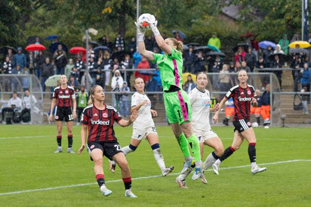 Google Pixel Frauen Bundesliga: Eintracht Frankfurt - TSG Hoffenheim, 13.09.2026 Laura Dick (TSG Hoffenheim 1) fängt den Ball, Eintracht Frankfurt - TSG Hoffenheim, Frankfurt, Stadion am Brentanobad, 13.9.2026 Copyright: xBEAUTIFULxSPORTS Gawlikx