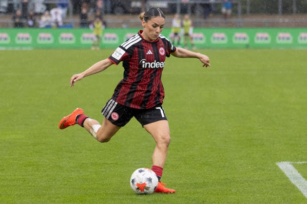Google Pixel Frauen Bundesliga: Eintracht Frankfurt - TSG Hoffenheim, 13.09.2026 Ereleta Memeti (Eintracht Frankfurt 7) be ider Flanke, die zum 2:2 führt, Freisteller, Portrait Porträt, Eintracht Frankfurt - TSG Hoffenheim, Frankfurt, Stadion am Brentanobad, 13.9.2026 Copyright: xBEAUTIFULxSPORTS Gawlikx