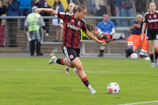 Google Pixel Frauen Bundesliga: Eintracht Frankfurt - TSG Hoffenheim, 13.09.2026 Danique Tolhoek (Eintracht Frankfurt 22) schießt den Ball aufs Tor zum 3:2, Eintracht Frankfurt - TSG Hoffenheim, Frankfurt, Stadion am Brentanobad, 13.9.2026 Copyright: xBEAUTIFULxSPORTS Gawlikx