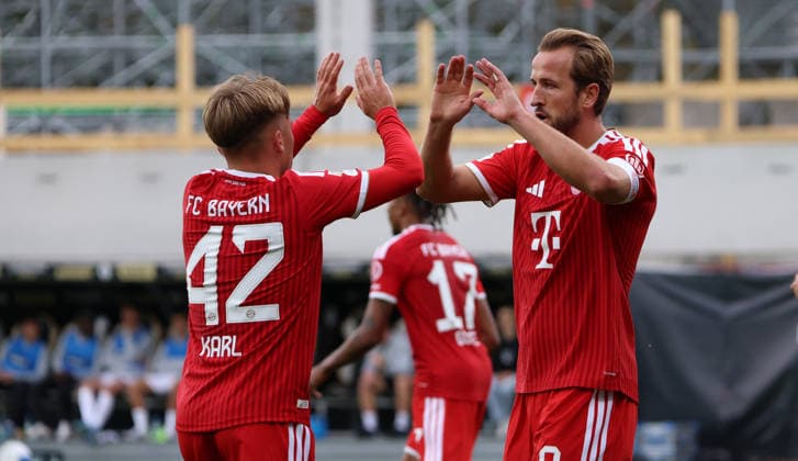 13.09.2026, Fussball, Herren, 1. Bundesliga, Saison 2026 2027, SV 07 Elversberg - FC Bayern München, Lennart Karl (FC Bayern München) bejubelt mit Harry Kane (FC Bayern München) sein Tor zum 0:1 Elversberg Ursapharm-Arena an der Kaiserlinde Saarland Deutschland Copyright: xFabianxKleerx