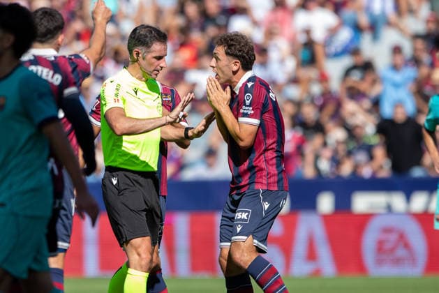 ESP: LaLiga EA Sports UD Levante v FC Barcelona, Barca Jon Ander Gonzalez referee and Jon Ander Olasagasti of Levante during LaLiga EA Sports, between UD Levante v FC Barcelona played at Ciudad de Valencia Stadium in Valencia on September 12, 2026 in Spain; Valencia Spain Futbol Copyright: xAgenciaxLOFx