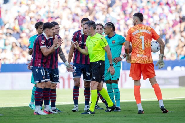 ESP: LaLiga EA Sports UD Levante v FC Barcelona, Barca Jon Ander Gonzalez referee speaks with Victor Garcia of Levante during LaLiga EA Sports, between UD Levante v FC Barcelona played at Ciudad de Valencia Stadium in Valencia on September 12, 2026 in Spain; Valencia Spain Futbol Copyright: xAgenciaxLOFx