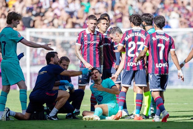 ESP: LaLiga EA Sports UD Levante v FC Barcelona, Barca Gerard Martin of Barcelona bleeding from the nose, is attended to by medical staff after being elbowed by Victor Garcia of Levante during LaLiga EA Sports, between UD Levante v FC Barcelona played at Ciudad de Valencia Stadium in Valencia on September 12, 2026 in Spain; Valencia Spain Futbol Copyright: xAgenciaxLOFx