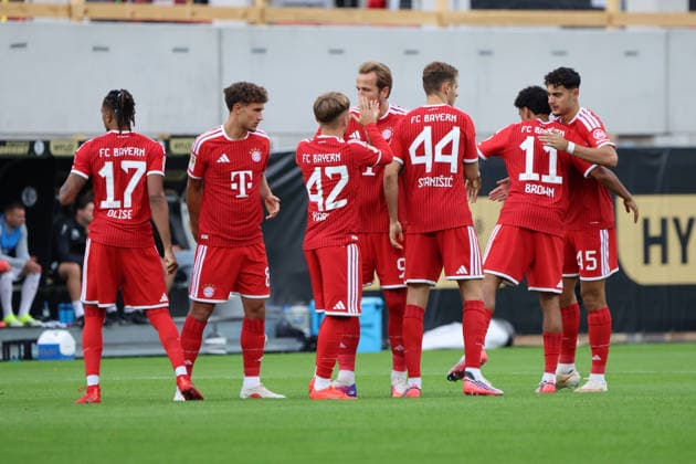 13.09.2026, Fussball, Herren, 1. Bundesliga, Saison 2026 2027, SV 07 Elversberg - FC Bayern München, Michael Olise (FC Bayern München), Tom Bischof (FC Bayern München), Lennart Karl (FC Bayern München), Harry Kane (FC Bayern München), Josip Stanisic (FC Bayern München), Nathaniel Brown (FC Bayern München), Aleksandar Pavlovic (FC Bayern München) Elversberg Ursapharm-Arena an der Kaiserlinde Saarland Deutschland (DEU) Copyright: xFabianxKleerx