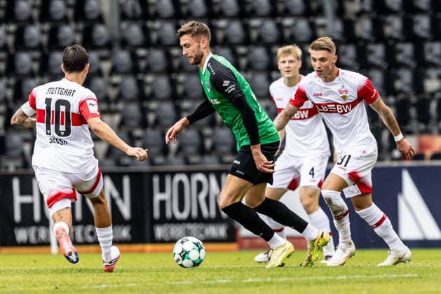 VfB Stuttgart II vs. SC Preussen Muenster, Fussball, 3. Liga, 5. Spieltag, WIRmachenDRUCK Arena Großaspach 13.09.26 v.l. Nicolas Sessa (VfB Stuttgart II, 10), Felix Higl (SC Preussen Muenster, 33), Veit Stange (VfB Stuttgart II, 31) VfB Stuttgart II vs. SC Preussen Muenster, Fussball, 3. Liga, 5. Spieltag, WIRmachenDRUCK Arena Großaspach 13.09.26 Foto: Lucca Fundel Großaspach WIRmachenDRUCK Arena Baden-Württemberg Deutschland