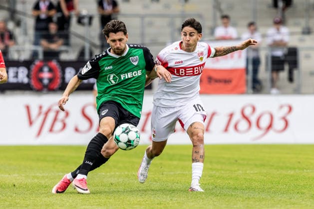 VfB Stuttgart II vs. SC Preussen Muenster, Fussball, 3. Liga, 5. Spieltag, WIRmachenDRUCK Arena Großaspach 13.09.26 v.l. Charalambos Makridis (SC Preussen Muenster, 14), Nicolas Sessa (VfB Stuttgart II, 10) VfB Stuttgart II vs. SC Preussen Muenster, Fussball, 3. Liga, 5. Spieltag, WIRmachenDRUCK Arena Großaspach 13.09.26 Foto: Lucca Fundel Großaspach WIRmachenDRUCK Arena Baden-Württemberg Deutschland