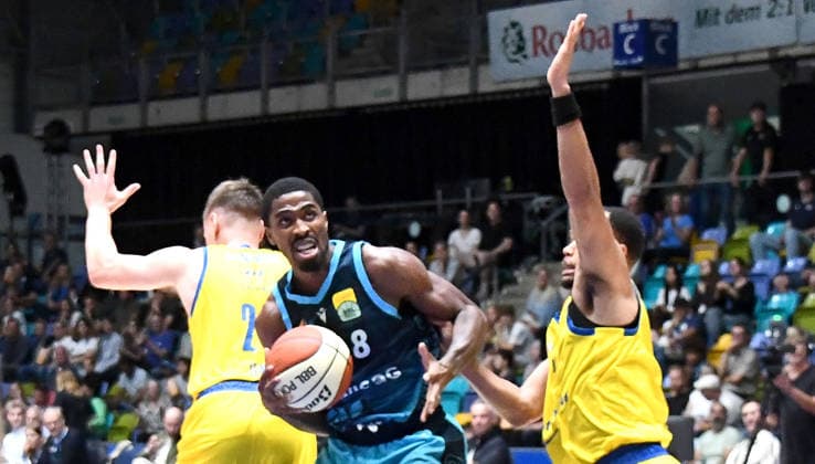 13.09.2026, xokbx, Basketball Netto BBL Pokal, Skyliners Frankfurt - Sience City Jena v.l. William Christmas (Fraport Skyliners Frankfurt), Tanner Stuckmann (Medipolis SC Jena), Jemarl Baker jr. (Medipolis SC Jena), harter Zweikampf, Duell, Dribbling durch die Mitte Frankfurt