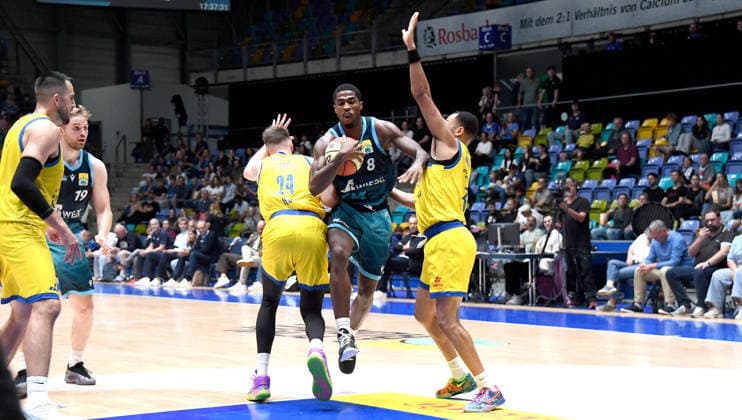 13.09.2026, xokbx, Basketball Netto BBL Pokal, Skyliners Frankfurt - Sience City Jena v.l. William Christmas (Fraport Skyliners Frankfurt), Tanner Stuckmann (Medipolis SC Jena), Jemarl Baker jr. (Medipolis SC Jena), harter Zweikampf, Duell, Dribbling durch die Mitte Frankfurt