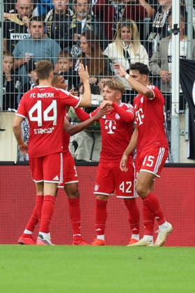 13.09.2026, xrekx, Fussball 1.Bundesliga, SV Elversberg - FC Bayern München v.l. Torjubel nach dem Tor zum celebrating the goal celebrate 0:1 durch Lennart Karl (FC Bayern Muenchen) (DFL DFB REGULATIONS PROHIBIT ANY USE OF PHOTOGRAPHS as IMAGE SEQUENCES and or QUASI-VIDEO) Elversberg