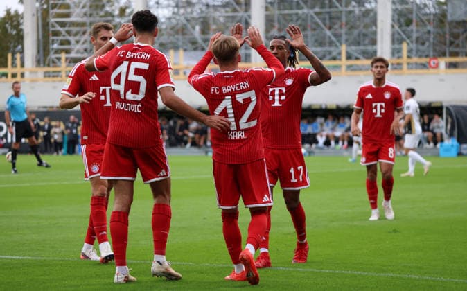 13.09.2026, Fussball, Herren, 1. Bundesliga, Saison 2026 2027, SV 07 Elversberg - FC Bayern München, Torjubel des FC Bayern München nach dem Tor zum 0:1 durch Lennart Karl (FC Bayern München) Elversberg Ursapharm-Arena an der Kaiserlinde Saarland Deutschland Copyright: xFabianxKleerx