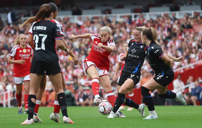 Women’s Super League - Arsenal Women v Crystal Palace Women LONDON, ENGLAND, SEPTEMBER 13: Alessia Russo of Arsenal Women is tackled by Aimee Everett of Crystal Palace during The Women’s Super League match between Arsenal Women v Crystal Palace Women at the Emirates Stadium, London, England, on September 13. (Photo by Daniel Weir) London Emirates Stadium England Copyright: xDanielxWeir SportsxPressxPhotox Sportspressphoto_SPR229822
