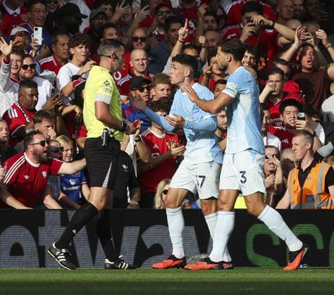 Manchester United, ManU v Manchester City, FA Premier League 13.09.26 Manchester United v Manchester City, FA Premier League Bradley Ormesher The Times Phil Foden of Manchester City shown Red Card by Referee Michael Oilver after he lashed out at Bruno Fernandez of Manchester United  Copyright: xBradleyxOrmesherx NINTCHDBPICT001108132337