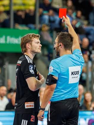 13.09.2026 - Handball - 1. Bundesliga OPEL HBL - Saison 2026 2027 - 04. Spieltag: HC Erlangen Metropolregion Nürnberg HCE - Bergischer HC - DaMa - xdaxmax - Christopher Bissel (21, HC Erlangen HCE ) sieht rote Karte Rot