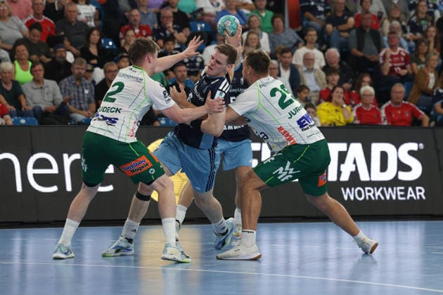 Handball I Herren I Saison 2026 2027 I Bundesliga I 4. Spieltag I Handball Club Hamburg - FRISCH AUF! Göppingen I 13.09.2026 Oskar Neudeck (2, Frisch Auf Göppingen) Dominik Axmann (15, Handball Club Hamburg) Hamburg Alsterdorfer Sporthalle Hamburg Deutschland Copyright: xLobeca RalfxHomburgx