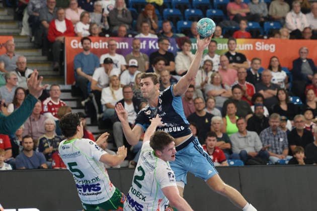 Handball I Herren I Saison 2026 2027 I Bundesliga I 4. Spieltag I Handball Club Hamburg - FRISCH AUF! Göppingen I 13.09.2026 Rutger ten Velde (5, Frisch Auf Göppingen) Oliver Norlyk (5, Handball Club Hamburg) Oskar Neudeck (2, Frisch Auf Göppingen) Hamburg Alsterdorfer Sporthalle Hamburg Deutschland Copyright: xLobeca RalfxHomburgx