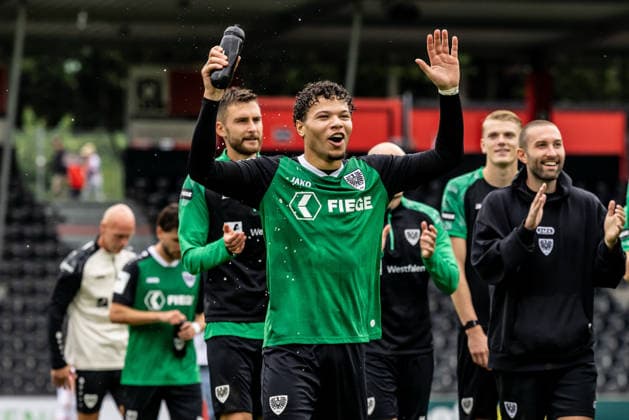 VfB Stuttgart II vs. SC Preussen Muenster, Fussball, 3. Liga, 5. Spieltag, WIRmachenDRUCK Arena Großaspach 13.09.26 Jubel Freude nach Spielende und dem Auswärtssieg für SC Preussen Muenster. Montell Ndikom (SC Preussen Muenster, 28) VfB Stuttgart II vs. SC Preussen Muenster, Fussball, 3. Liga, 5. Spieltag, WIRmachenDRUCK Arena Großaspach 13.09.26 Foto: Lucca Fundel Großaspach WIRmachenDRUCK Arena Baden-Württemberg Deutschland