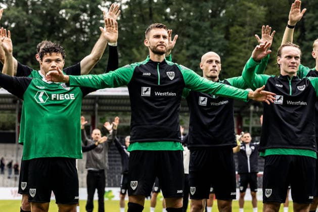 VfB Stuttgart II vs. SC Preussen Muenster, Fussball, 3. Liga, 5. Spieltag, WIRmachenDRUCK Arena Großaspach 13.09.26 Jubel Freude nach Spielende und dem Auswärtssieg für SC Preussen Muenster. Felix Higl (SC Preussen Muenster, 33) VfB Stuttgart II vs. SC Preussen Muenster, Fussball, 3. Liga, 5. Spieltag, WIRmachenDRUCK Arena Großaspach 13.09.26 Foto: Lucca Fundel Großaspach WIRmachenDRUCK Arena Baden-Württemberg Deutschland