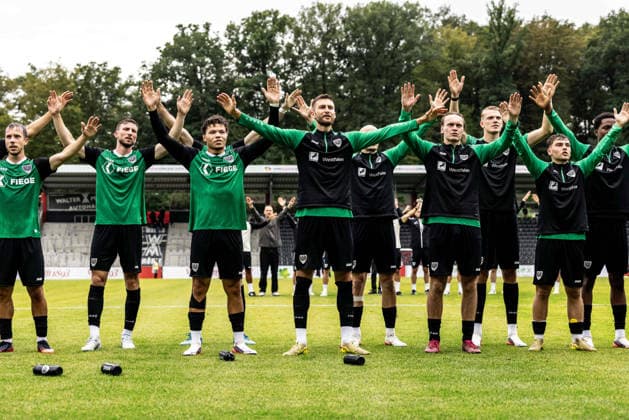 VfB Stuttgart II vs. SC Preussen Muenster, Fussball, 3. Liga, 5. Spieltag, WIRmachenDRUCK Arena Großaspach 13.09.26 Jubel Freude nach Spielende und dem Auswärtssieg für SC Preussen Muenster. v.l. Philipp Maier (SC Preussen Muenster, 26), Montell Ndikom (SC Preussen Muenster, 28), Felix Higl (SC Preussen Muenster, 33), Ryan Johansson (SC Preussen Muenster, 20), Mika Stuhlmacher (SC Preussen Muenster, 17), Marvin Schulz (SC Preussen Muenster, 30), VfB Stuttgart II vs. SC Preussen Muenster, Fussball, 3. Liga, 5. Spieltag, WIRmachenDRUCK Arena Großaspach 13.09.26 Foto: Lucca Fundel Großaspach WIRmachenDRUCK Arena Baden-Württemberg Deutschland