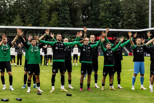 VfB Stuttgart II vs. SC Preussen Muenster, Fussball, 3. Liga, 5. Spieltag, WIRmachenDRUCK Arena Großaspach 13.09.26 Jubel Freude nach Spielende und dem Auswärtssieg für SC Preussen Muenster. v.l. Montell Ndikom (SC Preussen Muenster, 28), Felix Higl (SC Preussen Muenster, 33), Ryan Johansson (SC Preussen Muenster, 20), Marvin Schulz (SC Preussen Muenster, 30) VfB Stuttgart II vs. SC Preussen Muenster, Fussball, 3. Liga, 5. Spieltag, WIRmachenDRUCK Arena Großaspach 13.09.26 Foto: Lucca Fundel Großaspach WIRmachenDRUCK Arena Baden-Württemberg Deutschland