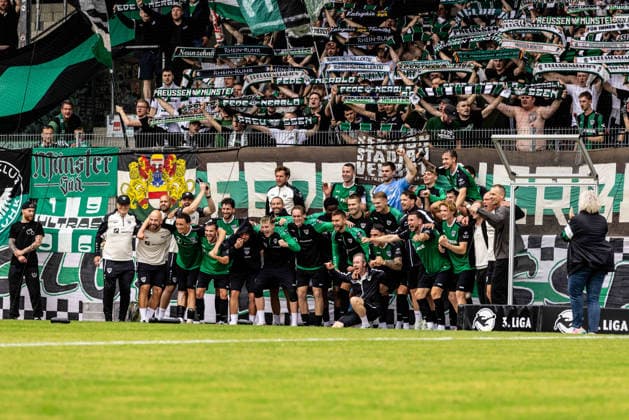 VfB Stuttgart II vs. SC Preussen Muenster, Fussball, 3. Liga, 5. Spieltag, WIRmachenDRUCK Arena Großaspach 13.09.26 Jubel Team Mannschaft SC Preussen Muenster feiert den Auswärtssieg vor den Fans SC Preussen Muenster im Gästeblock Fanblock VfB Stuttgart II vs. SC Preussen Muenster, Fussball, 3. Liga, 5. Spieltag, WIRmachenDRUCK Arena Großaspach 13.09.26 Foto: Lucca Fundel Großaspach WIRmachenDRUCK Arena Baden-Württemberg Deutschland