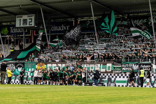 VfB Stuttgart II vs. SC Preussen Muenster, Fussball, 3. Liga, 5. Spieltag, WIRmachenDRUCK Arena Großaspach 13.09.26 Jubel Team Mannschaft SC Preussen Muenster feiert den Auswärtssieg vor den Fans SC Preussen Muenster im Gästeblock Fanblock VfB Stuttgart II vs. SC Preussen Muenster, Fussball, 3. Liga, 5. Spieltag, WIRmachenDRUCK Arena Großaspach 13.09.26 Foto: Lucca Fundel Großaspach WIRmachenDRUCK Arena Baden-Württemberg Deutschland