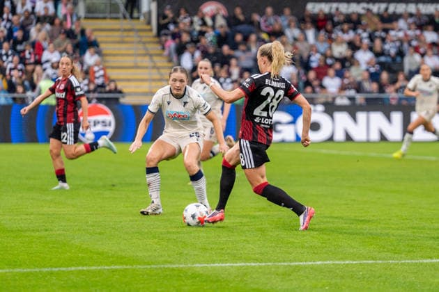 Spielszene, Zweikampf, v.l. Jonna van de Velde (TSG 1899 Hoffenheim, 25), Rebecka Blomqvist (Eintracht Frankfurt, 28), GER, Eintracht Frankfurt vs. TSG 1899 Hoffenheim, Fussball, Google Pixel Frauen-Bundesliga, 4. Spieltag, Saison 2026 2027, 13.09.2026, DFB REGULATIONS PROHIBIT ANY USE OF PHOTOGRAPHS AS IMAGE SEQUENCES AND OR QUASI-VIDEO, GER, Eintracht Frankfurt vs. TSG 1899 Hoffenheim, Fussball, Google Pixel Frauen-Bundesliga, 4. Spieltag, Saison 2026 2027, 13.09.2026 Frankfurt am Main Copyright: xEibner-Pressefoto J-NxGroemlingx EP_JGG
