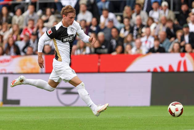 Cole Campbell (SV 07 Elversberg) in Aktion, am Ball, Einzelaktion waehrend des Spiels der 1. Bundesliga zwischen SV Elversberg und FC Bayern Muenchen, Ursapharm-Arena am 13. September 2026 in Spiesen-Elversberg, Deutschland. (Foto von Oliver Kaelke DeFodi Images) +++ Cole Campbell (SV 07 Elversberg) controls the ball during the Bundesliga match between SV Elversberg and FC Bayern Muenchen at Ursapharm-Arena on September 13, 2026 in Spiesen-Elversberg, Germany. (Photo by Oliver Kaelke DeFodi Images) DFB DFL REGULATIONS PROHIBIT ANY USE OF PHOTOGRAPHS AS IMAGE SEQUENCES AND OR QUASI-VIDEO. (Photo by Oliver Kaelke DeFodi Images) -