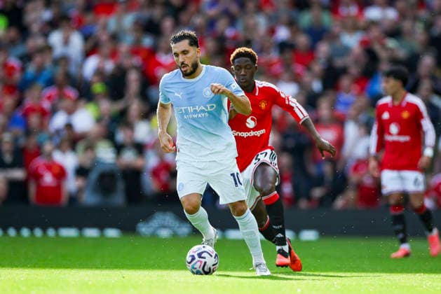 Manchester United, ManU v Manchester City, Premier League Manchester City midfielder Rayan Cherki (10) battles with Manchester United midfielder Kobbie Mainoo (37) during the Manchester United v Manchester City Premier League match at Old Trafford, Manchester, England on 13 September 2026 Credit: Phil Duncan Every Second Media Editorial use only. All images are copyright Every Second Media Limited. No images may be reproduced without prior permission. All rights reserved. Premier League and Football League images are subject to licensing agreements with Football DataCo Limited. see https: www.football-dataco.com Copyright: xIMAGO EveryxSecondxMediax ESM-2161-0003 PhilxDuncanx xEveryxSecondxMediax