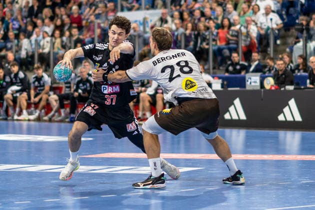 Lucca Bialowas (HC Erlangen, 37) im Zweikampf mit Tom Bergner (Bergischer HC, 28). HC Erlangen vs. Bergischer HC, Handball, Opel Handball-Bundesliga, 5. Spieltag, Spielzeit 2026 2027, 13.09.2026 HC Erlangen vs. Bergischer HC, Handball, Opel Handball-Bundesliga, 5. Spieltag, Spielzeit 2026 2027, 13.09.2026 Nuernberg Copyright: xEibner-Pressefoto ArdanxFuessmanx EP_AFN