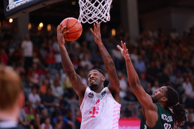 Jeff Garrett (Bonn) am Ball gegen Devin McGlockton (Nanterre), Bonn, Deutschland, 13.09.2026, Basketball, Testspiel, Telekom Baskets Bonn vs Nanterre 92.
