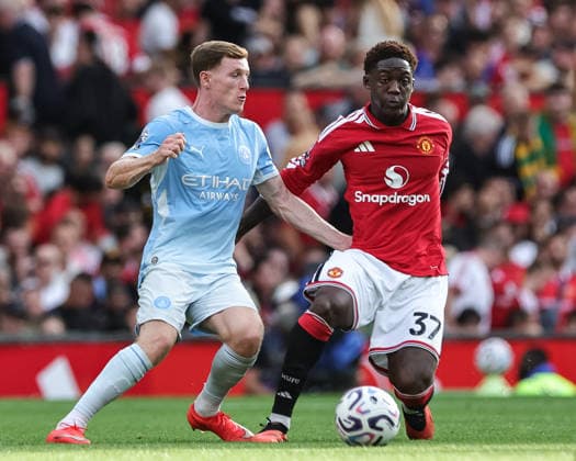 Premier League: Manchester United, ManU v Manchester City Elliot Anderson of Manchester City and Kobbie Mainoo of Manchester United battle for the ball during the Premier League match Manchester United vs Manchester City at Old Trafford, Manchester, United Kingdom on 13 September 2026 (Photo by Mark Cosgrove News Images) Manchester Old Trafford Greater Manchester United Kingdom Copyright: xMarkxCosgrove NewsxImagesx