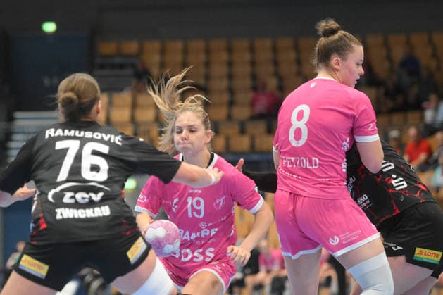 Johanna Farkas am Ball, Nina Ramusovic (BSV Sachsen Zwickau) li. und Ida Petzold (TusSies Metzingen) 2.v.re. GER, BSV Sachsen Zwickau vs. TusSies Metzingen, Handball, Bundesliga, Frauen, Alsco HBF, 3. Spieltag, Saison 2026 2027, 13.09.2026 GER, BSV Sachsen Zwickau vs. TusSies Metzingen, Handball, Bundesliga, Frauen, Alsco HBF, 3. Spieltag, Saison 2026 2027, 13.09.2026 Zwickau Copyright: xEibner-Pressefotox EP_BHR