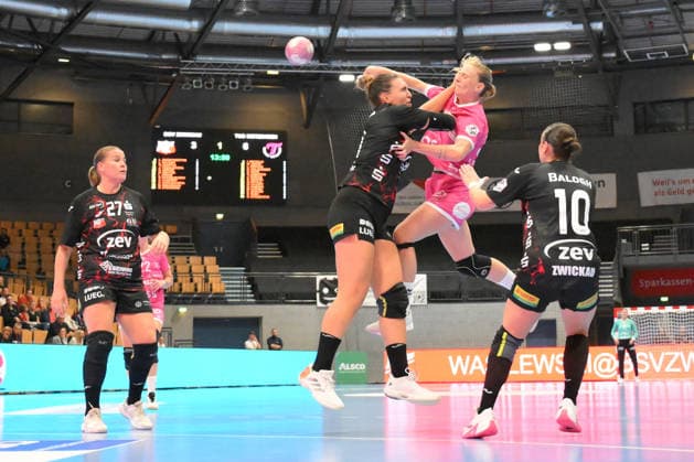 Johanna Farkas (TusSies Metzingen) Mitte, Lili Balogh (BSV Sachsen Zwickau) re., Rita Campos (BSV Sachsen Zwickau) 2.v.li. und Liv Navne (BSV Sachsen Zwickau) li. GER, BSV Sachsen Zwickau vs. TusSies Metzingen, Handball, Bundesliga, Frauen, Alsco HBF, 3. Spieltag, Saison 2026 2027, 13.09.2026 GER, BSV Sachsen Zwickau vs. TusSies Metzingen, Handball, Bundesliga, Frauen, Alsco HBF, 3. Spieltag, Saison 2026 2027, 13.09.2026 Zwickau Copyright: xEibner-Pressefotox EP_BHR