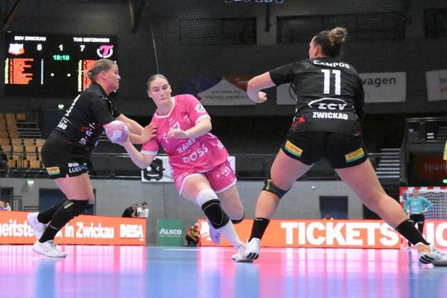 Charlotte Kaehr (TusSies Metzingen) am Ball, Liv Navne (BSV Sachsen Zwickau) li. und Rita Campos (BSV Sachsen Zwickau) re. GER, BSV Sachsen Zwickau vs. TusSies Metzingen, Handball, Bundesliga, Frauen, Alsco HBF, 3. Spieltag, Saison 2026 2027, 13.09.2026 GER, BSV Sachsen Zwickau vs. TusSies Metzingen, Handball, Bundesliga, Frauen, Alsco HBF, 3. Spieltag, Saison 2026 2027, 13.09.2026 Zwickau Copyright: xEibner-Pressefotox EP_BHR