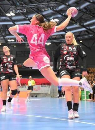 Klara Schlipf (TusSies Metzingen) beim Torwurf, Rita Campos (BSV Sachsen Zwickau) li. und Lilja Agustsdottir (BSV Sachsen Zwickau) re. GER, BSV Sachsen Zwickau vs. TusSies Metzingen, Handball, Bundesliga, Frauen, Alsco HBF, 3. Spieltag, Saison 2026 2027, 13.09.2026 GER, BSV Sachsen Zwickau vs. TusSies Metzingen, Handball, Bundesliga, Frauen, Alsco HBF, 3. Spieltag, Saison 2026 2027, 13.09.2026 Zwickau Copyright: xEibner-Pressefotox EP_BHR