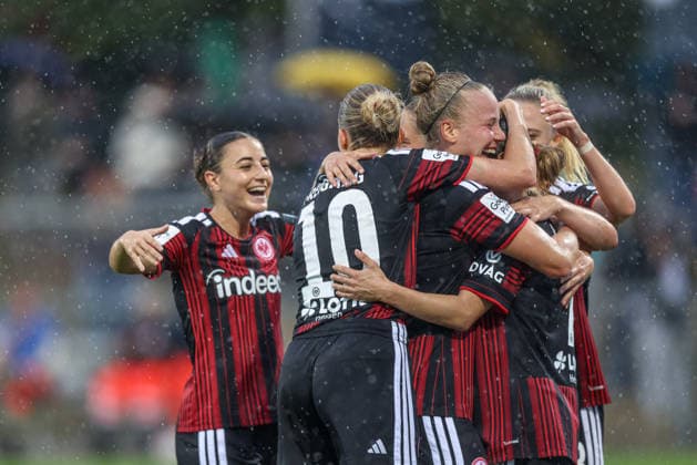 GER, Frankfurt, Eintracht Frankfurt vs TSG Hoffenheim, Google Pixel Frauen Bundesliga, Fussball, DFB, Spielzeit 2026 2027, Stadion am Brentanobad, 4. Spieltag im Bild: Tor, Jubel und Freude, Emotionen, Ereleta Memeti (Eintracht Frankfurt Frauen 7) erzielt den Treffer zum 4:2, Laura Freigang (Eintracht Frankfurt Frauen 10) DFB DFL REGULATIONS PROHIBIT ANY USE OF PHOTOGRAPHS AS IMAGE SEQUENCES AND OR QUASI-VIDEO, 13.09.2026 Copyright: HMBxMedia HendrikxHamelau