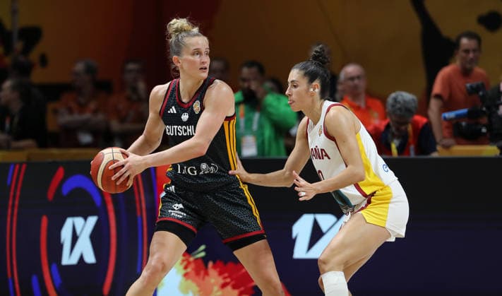 Leonie Fiebich am Ball, Maria Conde Zweikampf Spielszene Aktion Basketball FIBA World Cup Weltmeisterschaft Frauen Spiel um Platz 3 Saison 2026 2027 13.09.2026 DBB Deutschland GER vs Spanien ESP
