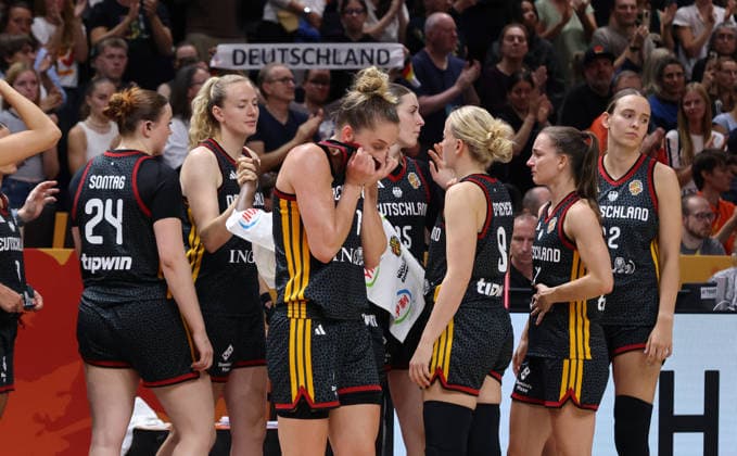 vorn Leonie Fiebich, deutsche Mannschaft enttäuscht nach Spielende Enttäuschung Basketball FIBA World Cup Weltmeisterschaft Frauen Spiel um Platz 3 Saison 2026 2027 13.09.2026 DBB Deutschland GER vs Spanien ESP